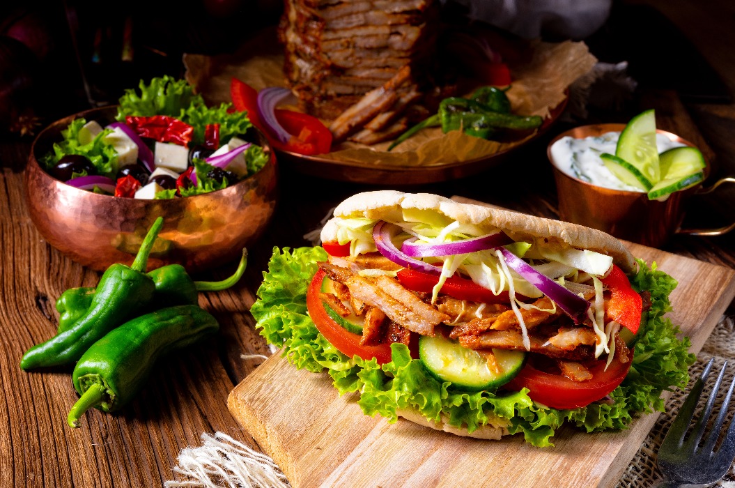 Knusprige Pita mit gegrilltem Gyrosfleisch. Verschiedene Gemüse und Knoblauchsauce