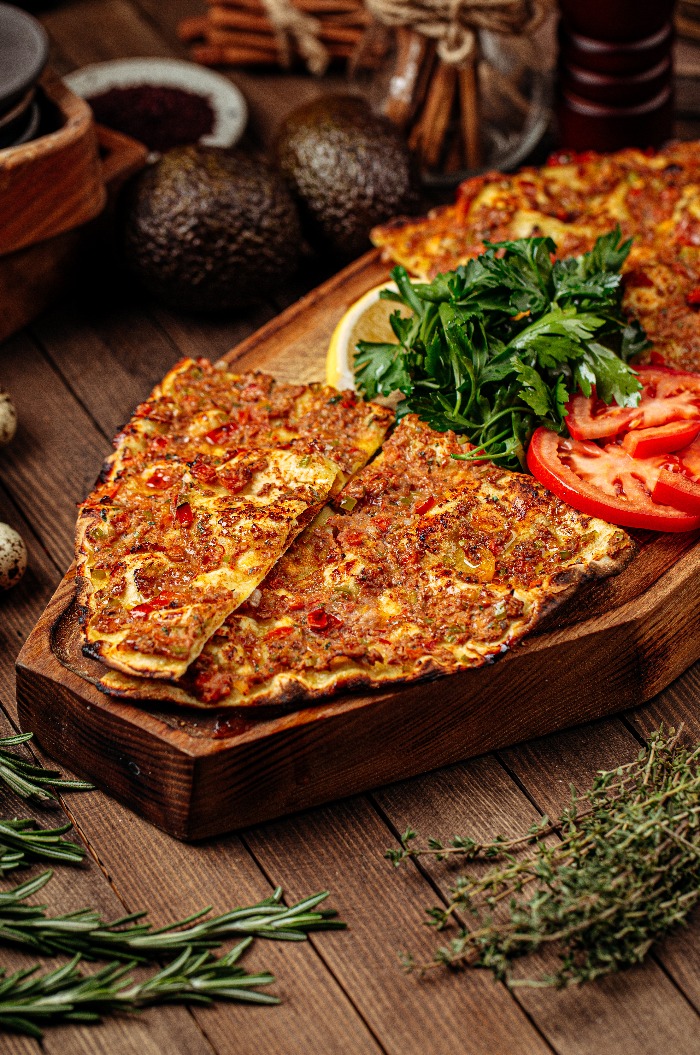 Türkische Lahmacun-Pizza mit Hackfleisch und Tomaten