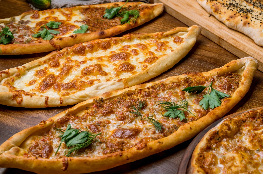 Türkische Pide mit Fleisch auf dem Brett